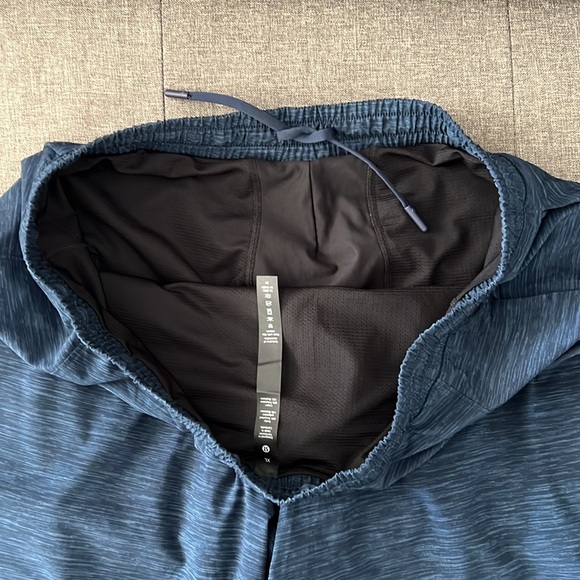Lululemon Men’s Blue XL Short w/ zippered pocket and inner liner. - Picture 4 of 6